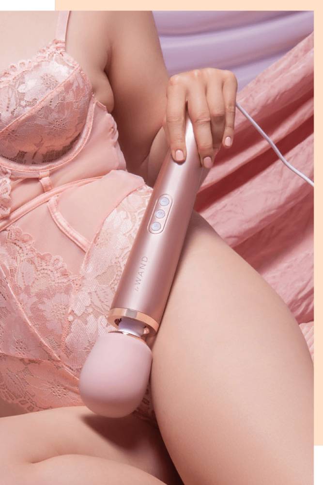 Le Wand - Plug-In Vibrating Massager - Rose Gold - Image 7